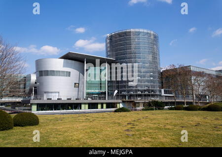 DRESDEN, Deutschland - 2. APRIL 2018: Elektroautos in Glaserne Manufaktur - transparente Fabrik am 2. April 2018 in Dresden, Deutschland. Stockfoto