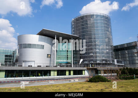 DRESDEN, Deutschland - 2. APRIL 2018: Elektroautos in Glaserne Manufaktur - transparente Fabrik am 2. April 2018 in Dresden, Deutschland. Stockfoto