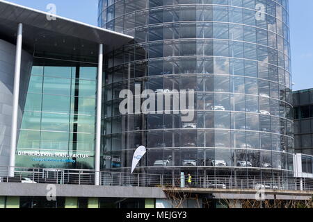 DRESDEN, Deutschland - 2. APRIL 2018: Elektroautos in Glaserne Manufaktur - transparente Fabrik am 2. April 2018 in Dresden, Deutschland. Stockfoto