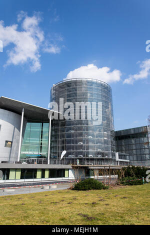 DRESDEN, Deutschland - 2. APRIL 2018: Elektroautos in Glaserne Manufaktur - transparente Fabrik am 2. April 2018 in Dresden, Deutschland. Stockfoto