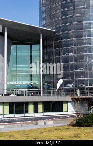 DRESDEN, Deutschland - 2. APRIL 2018: Elektroautos in Glaserne Manufaktur - transparente Fabrik am 2. April 2018 in Dresden, Deutschland. Stockfoto