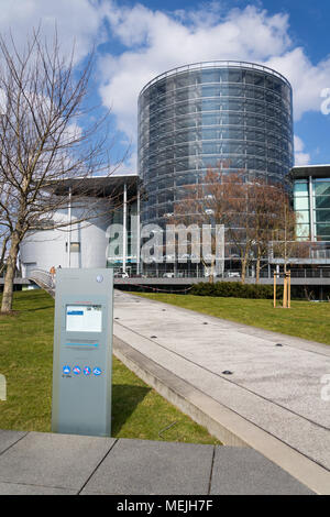 DRESDEN, Deutschland - 2. APRIL 2018: Elektroautos in Glaserne Manufaktur - transparente Fabrik am 2. April 2018 in Dresden, Deutschland. Stockfoto