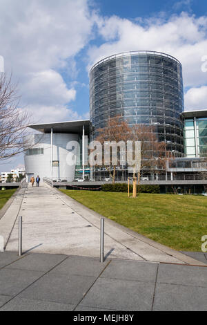 DRESDEN, Deutschland - 2. APRIL 2018: Elektroautos in Glaserne Manufaktur - transparente Fabrik am 2. April 2018 in Dresden, Deutschland. Stockfoto