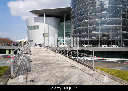 DRESDEN, Deutschland - 2. APRIL 2018: Elektroautos in Glaserne Manufaktur - transparente Fabrik am 2. April 2018 in Dresden, Deutschland. Stockfoto