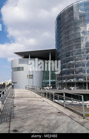 DRESDEN, Deutschland - 2. APRIL 2018: Elektroautos in Glaserne Manufaktur - transparente Fabrik am 2. April 2018 in Dresden, Deutschland. Stockfoto