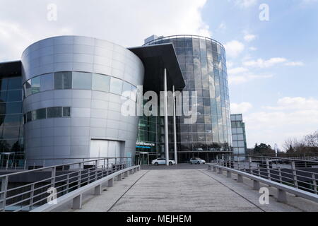 DRESDEN, Deutschland - 2. APRIL 2018: Elektroautos in Glaserne Manufaktur - transparente Fabrik am 2. April 2018 in Dresden, Deutschland. Stockfoto