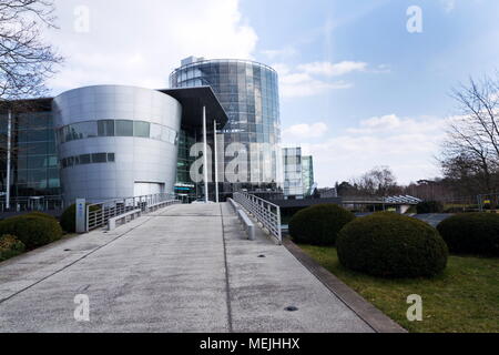 DRESDEN, Deutschland - 2. APRIL 2018: Elektroautos in Glaserne Manufaktur - transparente Fabrik am 2. April 2018 in Dresden, Deutschland. Stockfoto