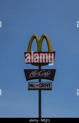 McDonald's Fast Food Restaurant Zeichen logo, McCafe und McDrive Zeichen gegen blauen Himmel Stockfoto