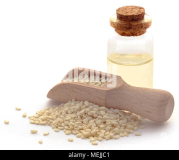 Geschälte Sesamsamen mit Öl in eine Flasche mit weißem Hintergrund Stockfoto