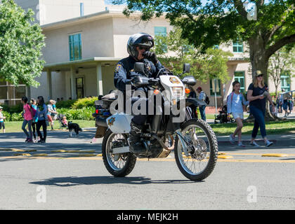 Davis, Kalifornien, USA, 21. April 2017. Cop auf Motorrad Parade während der UC Davis jährliche Picknick Tag. Picknick Tag ist ein glücklicher Tag an der UC Kalifornien in Davis Stockfoto