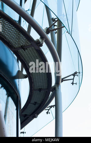 Dekoratives Glas, das auf der Fassade des Gebäudes Stockfoto