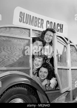 Vier Modelle Masse in einen Dämmerschlaf Coach Camping Reisen Anhänger an einer Ausstellung in Südkalifornien, Ca. 1946. Stockfoto