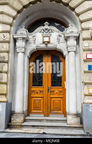 Teil eines alten Gebäude mit einem bogenförmigen Eingang Panel Stockfoto