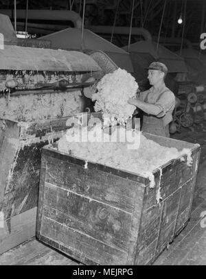 Ein Arbeiter Uhren eine frühe industrielle Kunststoff Fertigung in einem Kalifornischen Werk, Ca. 1946. Stockfoto