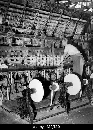 Ein Arbeiter Uhren eine frühe industrielle Kunststoff Fertigung in einem Kalifornischen Werk, Ca. 1946. Stockfoto