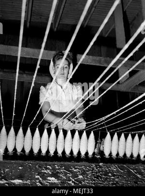 Ein Arbeiter Uhren eine frühe industrielle Kunststoff Fertigung in einem Kalifornischen Werk, Ca. 1946. Stockfoto