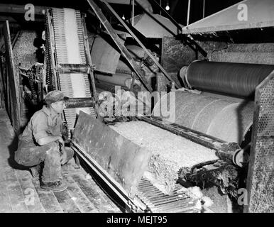 Ein Arbeiter Uhren eine frühe industrielle Kunststoff Fertigung in einem Kalifornischen Werk, Ca. 1946. Stockfoto