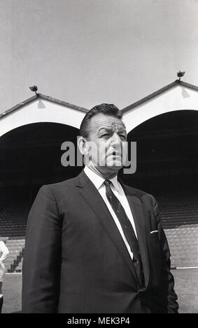 1964, historische Bild von Frank Hill, der Schottischen Manager von Charlton Athletic FC, auf dem Fußballplatz, das Tal. Er trägt der neue Verein binden. Ein ehemaliger Spieler für Arsenal in der Herbert Chapman Ära und den Spitznamen 'Tiger' Hügel, nahm er Charlton zum Viertel in den Jahren 1963-64 Saison, wurde aber im Sommer 1965 entlassen. Stockfoto