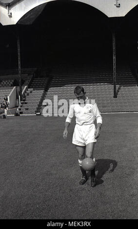 1964, Charlton Athletic FC, historische Bild, Charlton Fußballer Mike Bailey im Tal die Kick-up tragen ihre neuen Fußball-Kit. Zwischen 1964 und 1966 die Charlton Spieler trugen eine neue alle weißen Kit mit roten Schultern und die Hand und sowrd Abzeichen zuerst auf dem Shirt erschienen. Stockfoto