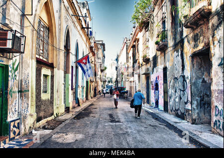 Havanna, Kuba - Dec 27, 2016: Blick auf eine typische Straße in der Altstadt von Havanna Stockfoto