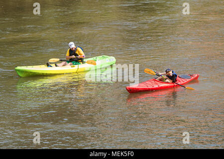 Spritzt ein Vater seinen Sohn mit einer Wasserpistole, während Sie unten Kajak den Chattahoochee River an einem heißen Sommertag am 25 Juli, 2015 in Atlanta, GA. Stockfoto
