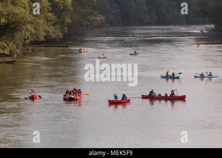 Atlanta, GA, USA - 25. Juli 2015: Menschen Raft, Kajak und Kanu entlang der Chattahoochee River an einem heißen Sommertag am 25 Juli, 2015 in Atlanta, GA. Stockfoto