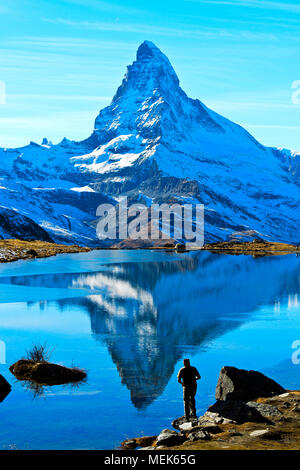 Das Matterhorn, Mont Cervin, ist im See Stellisee, Zermatt, Wallis, Schweiz wider Stockfoto