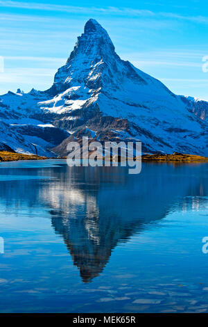 The Matterhorn, Mont Cervin, is reflected in lake Stellisee, Zermatt, Valais, Switzerland Stockfoto