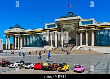 Elektrische Spielzeugautos für Kinder vor dem Parlament, Sükhbaatar Square, Ulaanbaatar, Mongolei warten Stockfoto