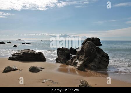 Beeindruckende Felsen auf der wilden Küste von Quiberon, Morbihan, Bretagne, Frankreich Stockfoto