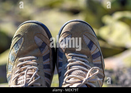 Close-up Blick von oben auf die paar Classic weiß die alten, abgenutzten komfortable Männer Sneaker mit grauen Einsätzen. Der moderne Sport Kleidung für Männer und Frauen im Alltag Stockfoto