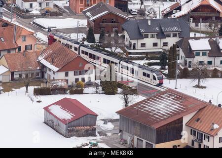 Zug Verkehr durch eine Stadt in Deutschland Stockfoto