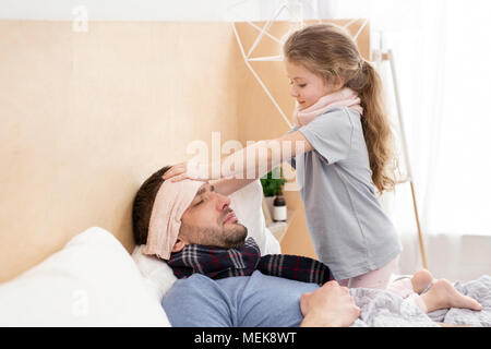 Fürsorgliche Tochter kümmert sich um ihr Papa Stockfoto