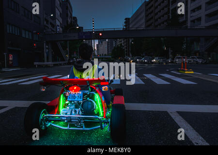 Tokyo, Japan - 12. November 2017: Marikart tour, Verkleiden, die den Charakter von Mario und fahren gokart Einrichtung mit Beleuchtung um Tokyo und die berühmte p Stockfoto