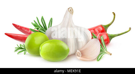 Isolierte Oliven und Gewürzen. Zwei grüne Oliven, Knoblauch, Rosmarin und Peperoni (Olivenöl Zutaten infundiert) auf weißem Hintergrund mit CLI-isoliert Stockfoto