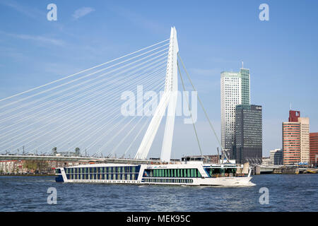 River Cruise Ship MONARCH KÖNIGIN von Tor 1 auf dem Fluss Nieuwe Maas in Rotterdam, Niederlande Stockfoto