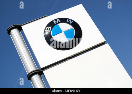 BMW Autohaus Zeichen gegen den blauen Himmel. BMW ist eine der meistverkauften Luxus Autohersteller der Welt. Stockfoto