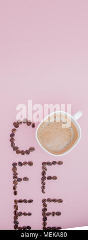 Text aus Kaffeebohnen: Kaffee. Textur der Kaffeebohnen auf einem rosa Hintergrund. Stinkende, satten Braun arabischen Kaffee Bohnen. Kopieren Sie Platz. Stockfoto