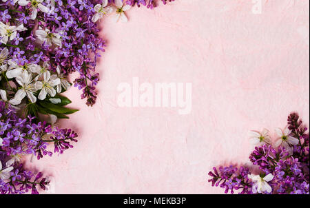 Lila und Spring Blossom Flowers Arrangement auf dem Tisch Stockfoto