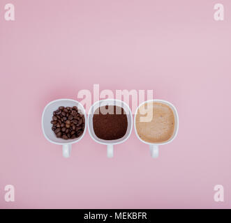 Drei Tassen Kaffee unterschied Phasen der Vorbereitung oder die Herstellung von Kaffee trinken auf rosa Hintergrund, kopieren. Ansicht von oben. Stockfoto