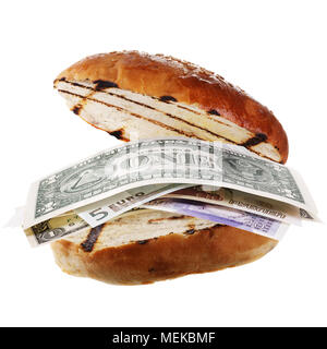 Hamburger mit Geld, als Füllung, Dollar, Euro, Pfund und Rubel auf weißem Hintergrund Stockfoto