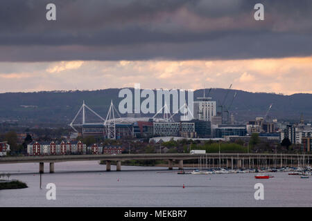 Einen Überblick über die Innenstadt von Cardiff mit dunklen, Moody skies zeigt das Fürstentum Stadion, früher das Millennium Stadium und den Fluss Taff. Stockfoto