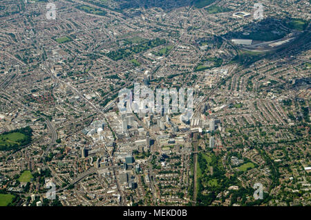 Ansicht aus der Luft Blick nach Norden über Croydon im Süden Londons. Der Crystal Palace Football Team Home Boden Selhurst Park ist nach oben rechts Stockfoto