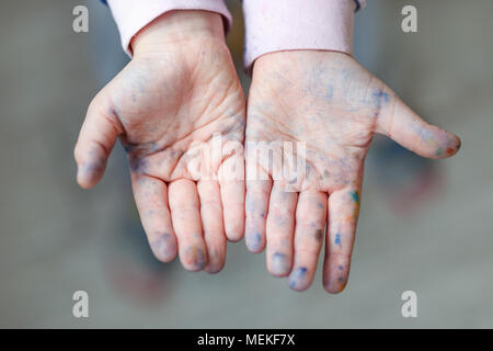 Gerne kleine Zicklein, die Hände mit Farbe verschmutzt. Genießen Sie Kunst und Malerei Konzept. Stockfoto