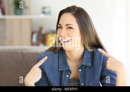 Vorderansicht Porträt eines stolzen Mädchen, das sich nach der Suche von der Kamera sitzen auf einer Couch im Wohnzimmer zu Hause Stockfoto