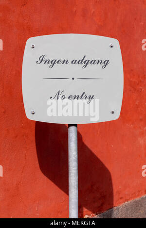 "Ingen adgang/kein Eintrag "Zeichen gegen roten Hintergrund, Kopenhagen, Dänemark Stockfoto