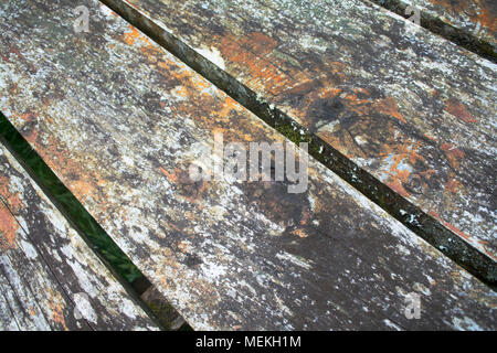 Nahaufnahme eines alten, verwitterten Table Top, ideal für den Einsatz als Hintergrund - Johannes Gollop Stockfoto