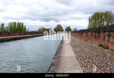 Garonne Kanal von Cacor zu Moissac über den Fluss Tarn in Frankreich, zwischen 1842 und 1846 mit 356 m Länge gebaut Stockfoto