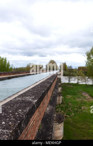 Garonne Kanal von Cacor zu Moissac über den Fluss Tarn in Frankreich, zwischen 1842 und 1846 mit 356 m Länge gebaut Stockfoto