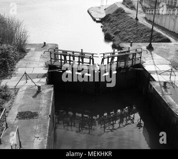 Garonne Kanal von Cacor zu Moissac über den Fluss Tarn in Frankreich, Tore die zur Steuerung des Navigationssystems Stockfoto